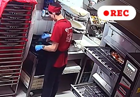 Вы можете посмотреть, как готовится ваша пицца