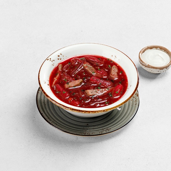 Борщ с говядиной и сметаной