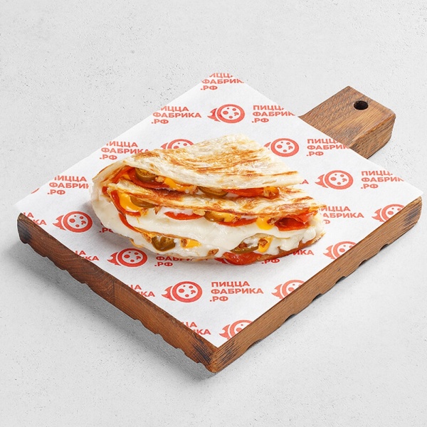 Кранч с пепперони и соусом чеддер