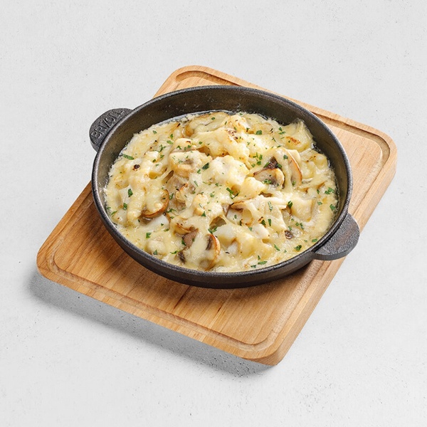 Жюльен с треской и грибами в сметанном соусе