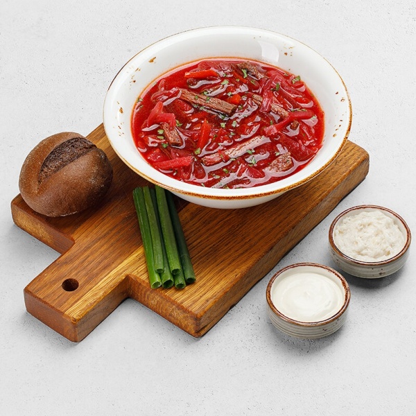 Борщ с говядиной и сметаной