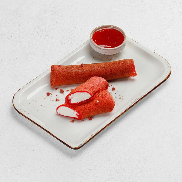 Розовые блины с творожным кремом и клубничным соусом